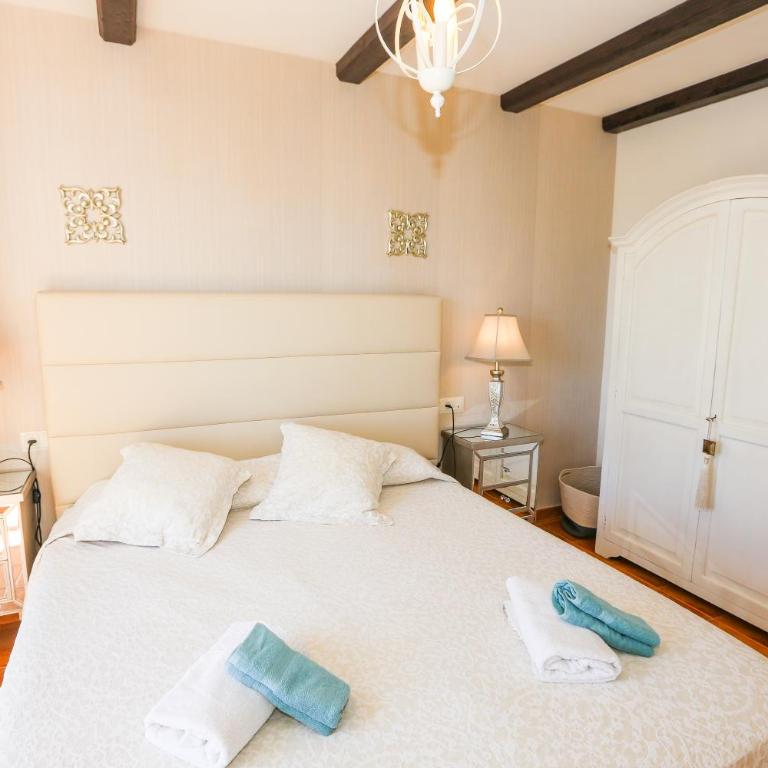 Serenity Coast Home, Exclusive Sea Views & Pool - Three-Bedroom Villa - 27