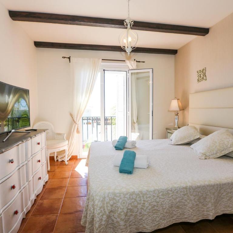 Serenity Coast Home, Exclusive Sea Views & Pool - Three-Bedroom Villa - 10