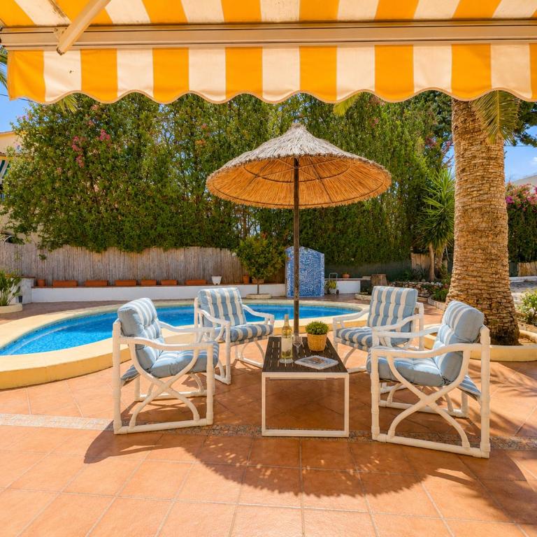 Planta baja independiente en villa con piscina - Apartamento - 4