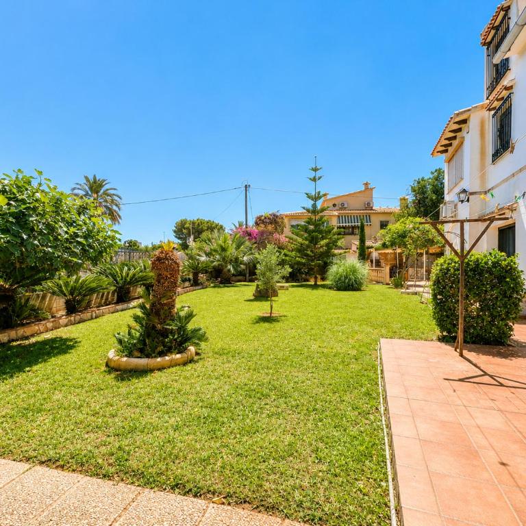 Planta baja independiente en villa con piscina - Apartamento - 5
