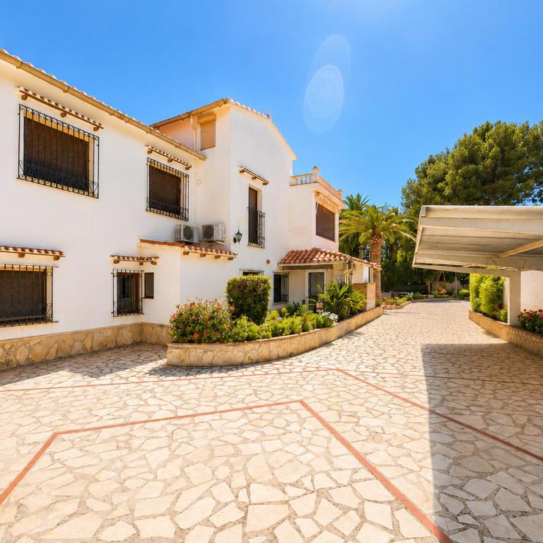 Planta baja independiente en villa con piscina - Apartamento - 6