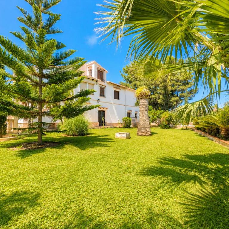 Planta baja independiente en villa con piscina - Apartamento - 8