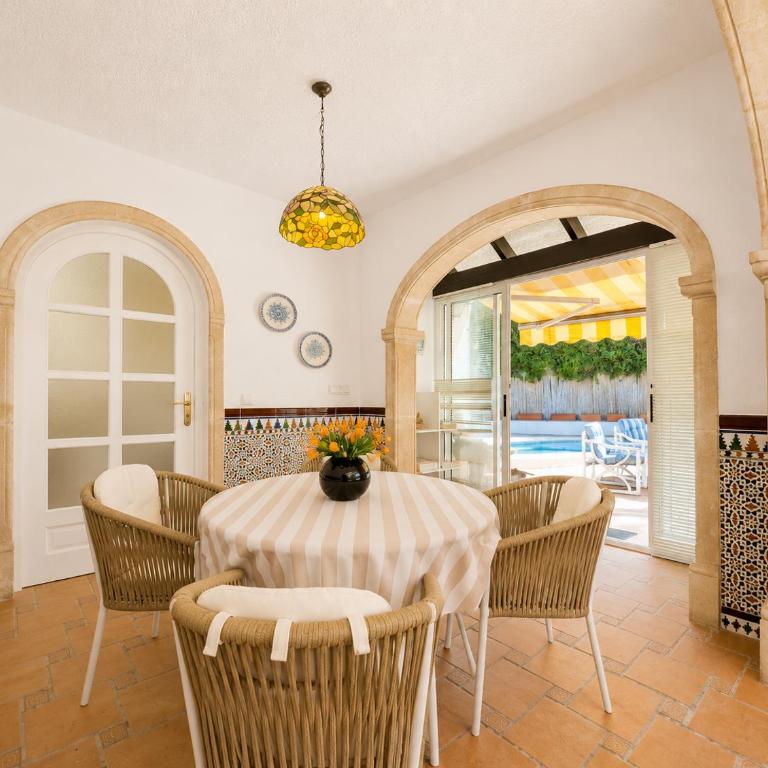 Planta baja independiente en villa con piscina - Apartamento - 15