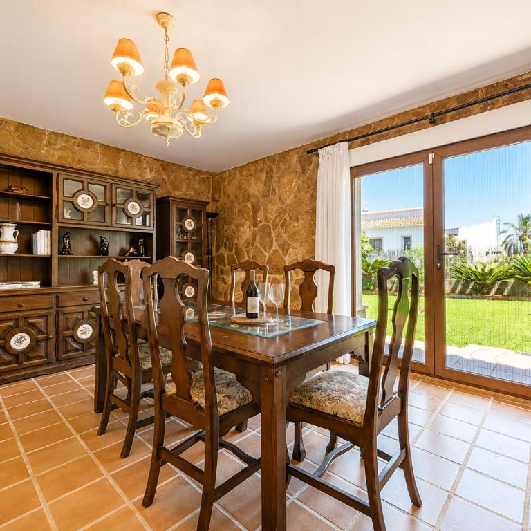 Planta baja independiente en villa con piscina - Apartamento - 23