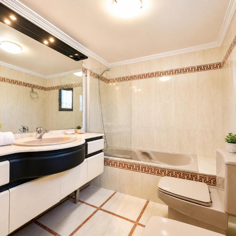 Planta baja independiente en villa con piscina - Apartamento - 28