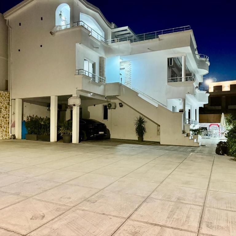 LuxuryHomeUlcinj2 - Three-Bedroom Home - 1