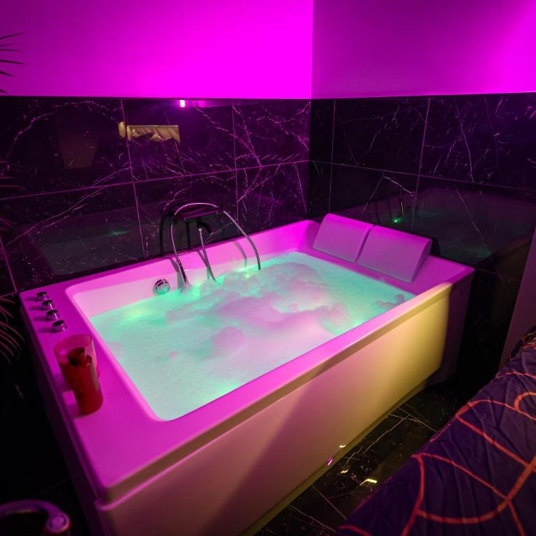 Suites Sensorielles - Love Room Spa - Jacuzzi - Sauna - Cinéma - Appartement 1 Chambre - 6