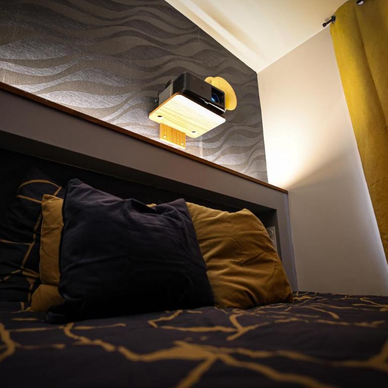 Suites Sensorielles - Love Room Spa - Jacuzzi - Sauna - Cinéma - Appartement 1 Chambre - 7