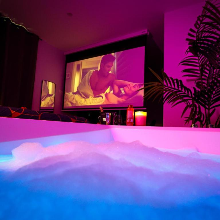 Suites Sensorielles - Love Room Spa - Jacuzzi - Sauna - Cinéma - Appartement 1 Chambre - 1