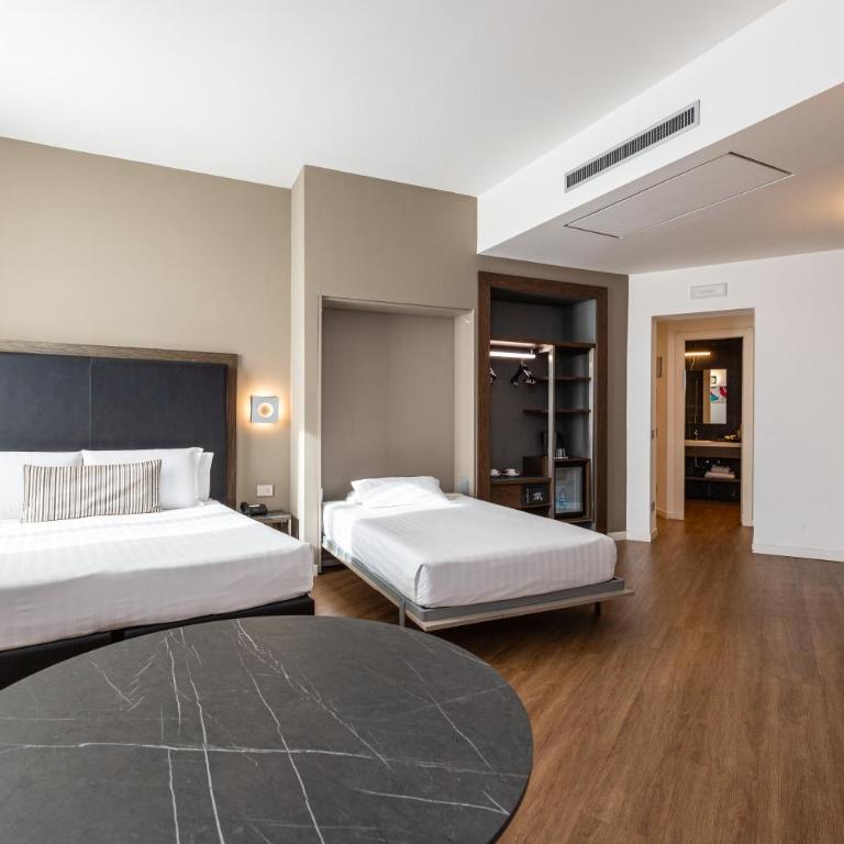 Rome Art Hotel - Gruppo Trevi Hotels - Superior Triple Room - 1