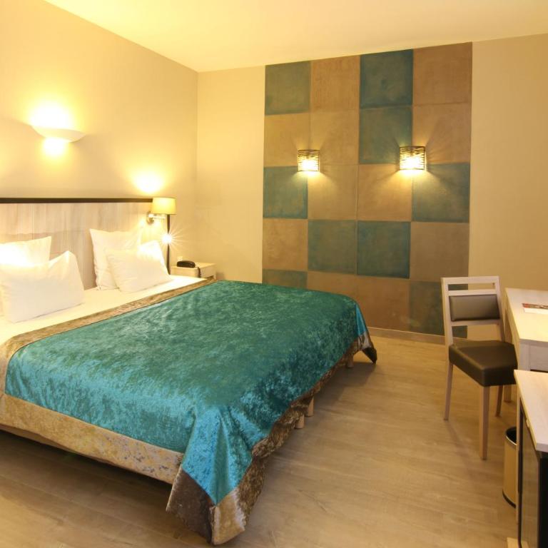 Hotel Beaucour - Chambre de Charme avec Douche ou Baignoire Balnéo - 23