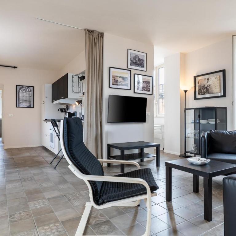 GuestHost - Modern Balcony Flat near the Center - Two-Bedroom Apartment - 5