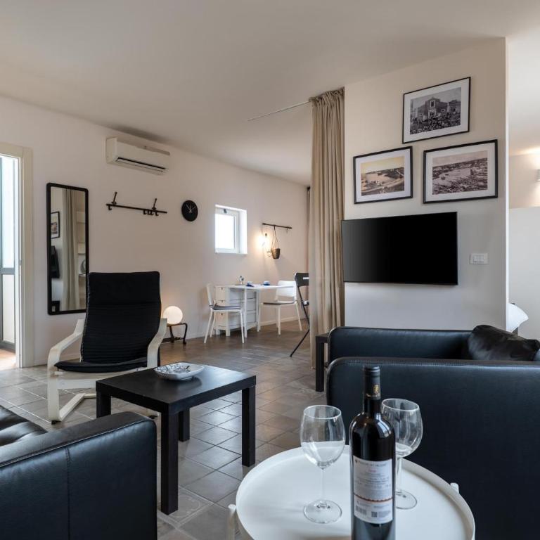 GuestHost - Modern Balcony Flat near the Center - Two-Bedroom Apartment - 6