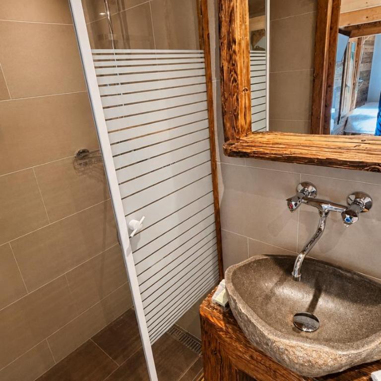 Les chambres et Roulottes des Noisetiers - Caravan - 3