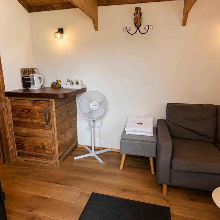 Les chambres et Roulottes des Noisetiers - Caravan - 6