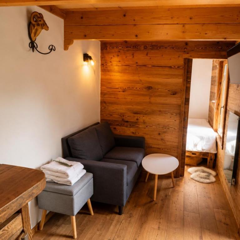 Les chambres et Roulottes des Noisetiers - Caravan - 7