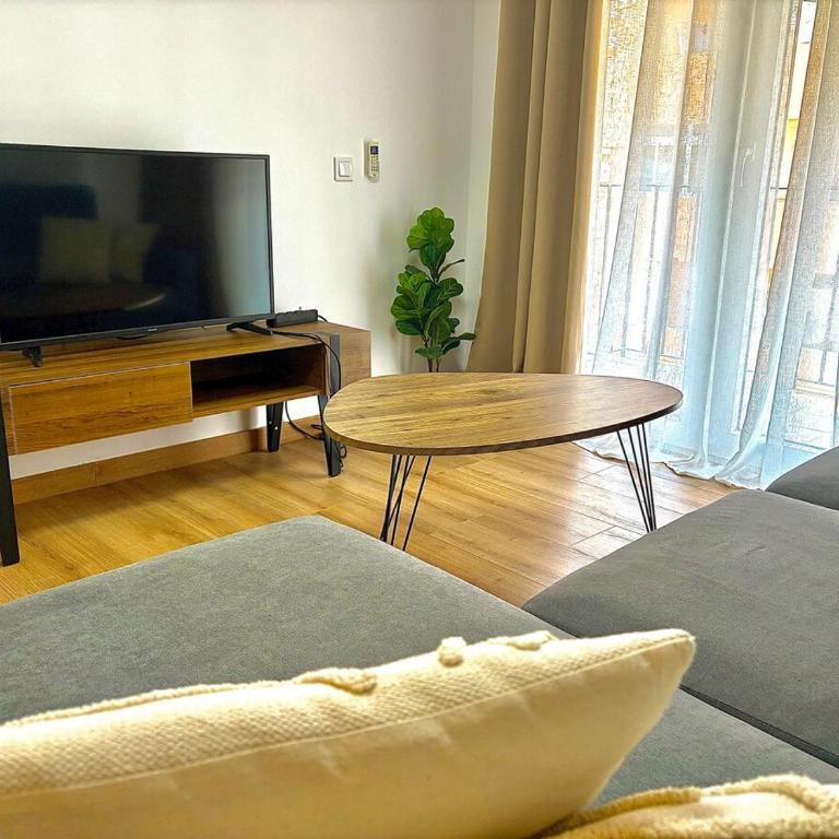 Renovated APT, Beach 1 min, WiFi, AC - Apartment mit 1 Schlafzimmer und Balkon - 2