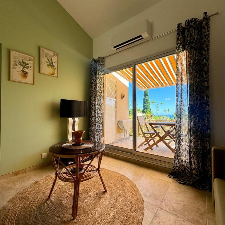 Apartment with sea view and pool at Pramousquier - Appartement 2 Chambres - 3