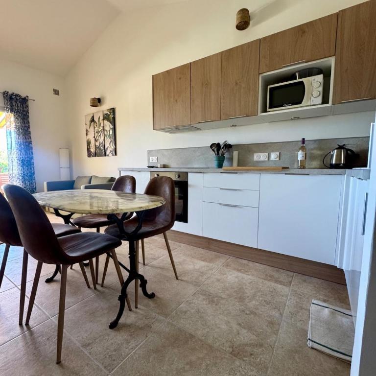 Apartment with sea view and pool at Pramousquier - Appartement 2 Chambres - 7