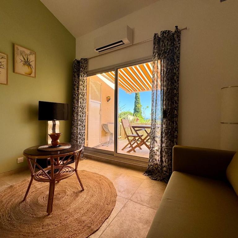 Apartment with sea view and pool at Pramousquier - Appartement 2 Chambres - 11