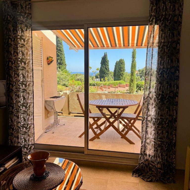 Apartment with sea view and pool at Pramousquier - Appartement 2 Chambres - 14