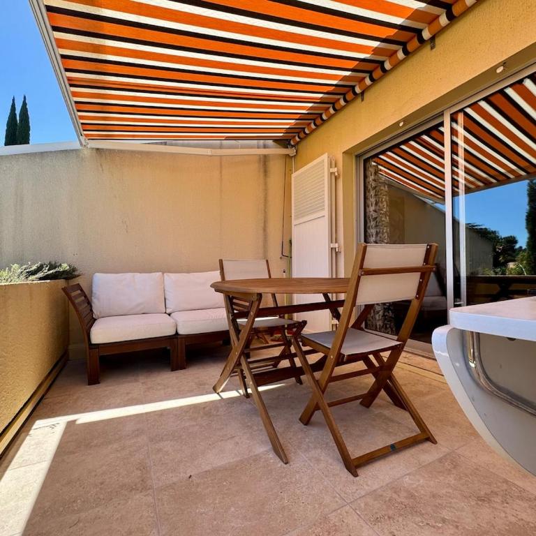 Apartment with sea view and pool at Pramousquier - Appartement 2 Chambres - 17