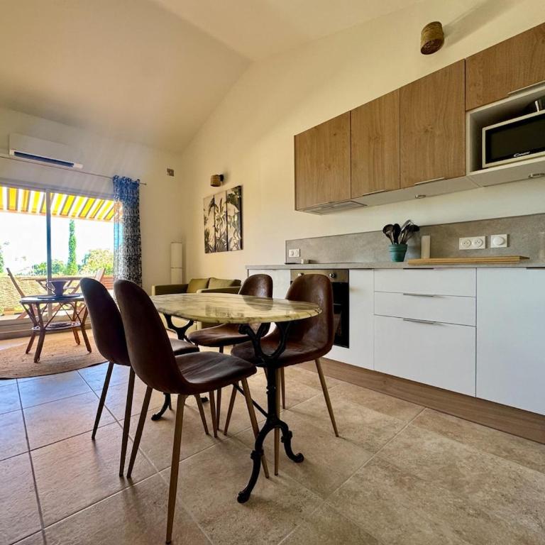Apartment with sea view and pool at Pramousquier - Appartement 2 Chambres - 18