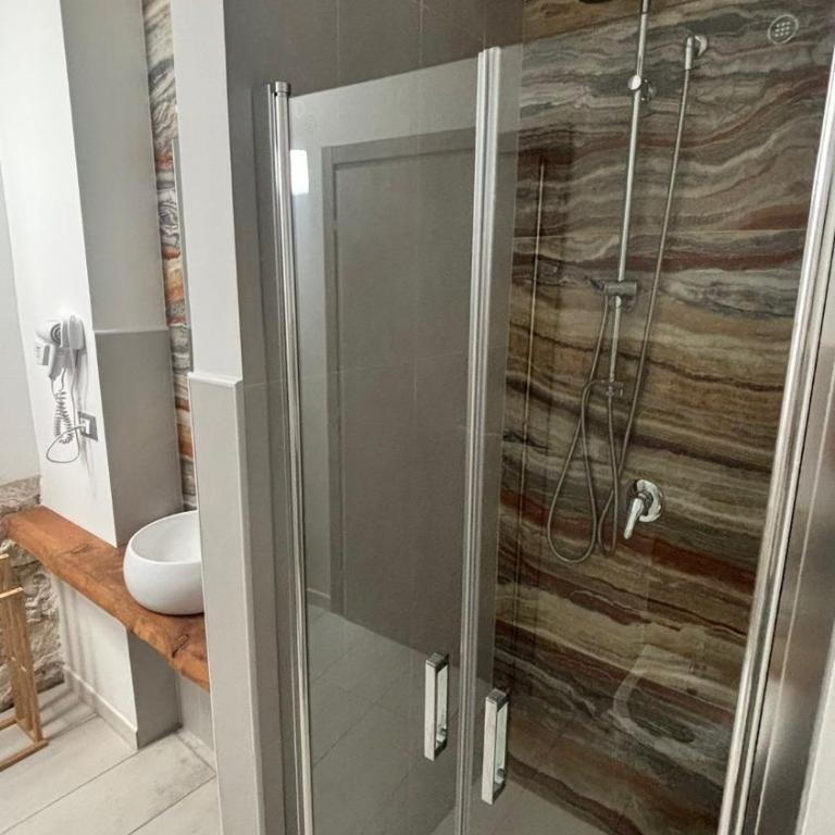 Yllen Rooms - Camera Matrimoniale con Bagno Privato - 10