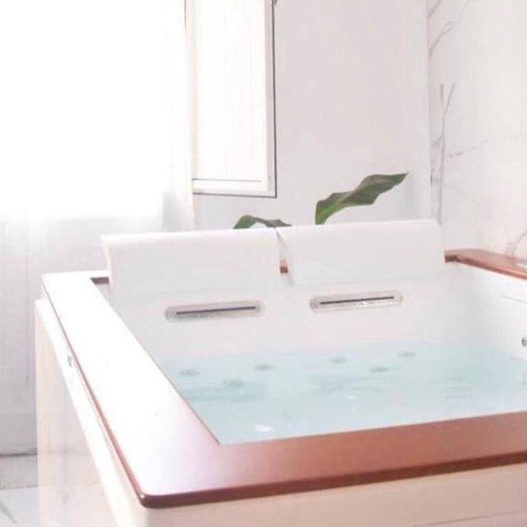 Yllen Rooms - Suite Deluxe con Vasca Idromassaggio - 11