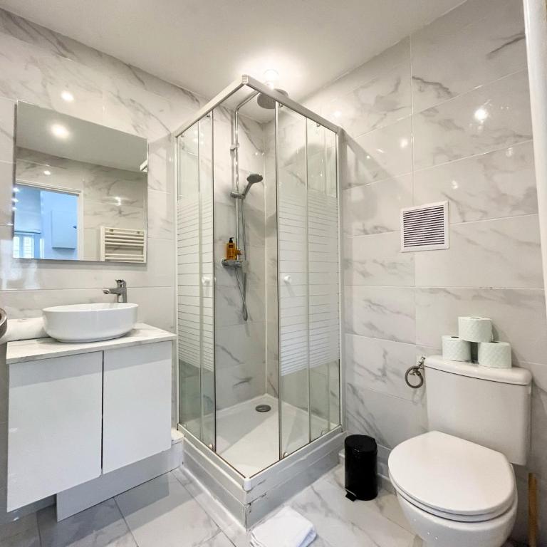 UrbanFlat 17 - Modern & Large 3-Bedroom Flat in Paris - Apartment - 5