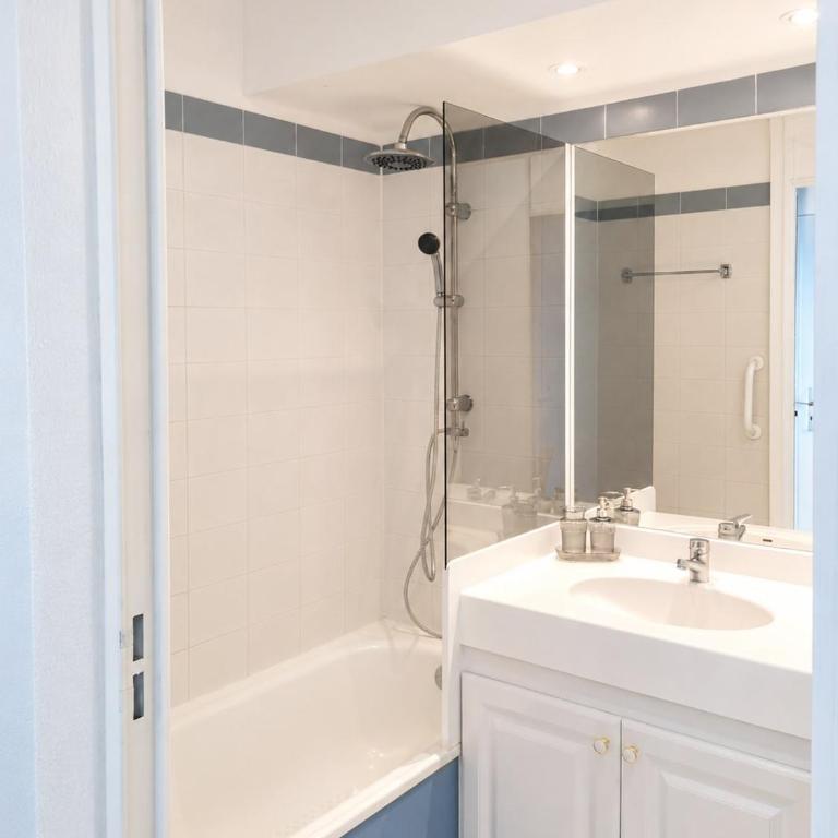 Sea view, pool, and large terrace! - Appartement 2 Chambres - 12