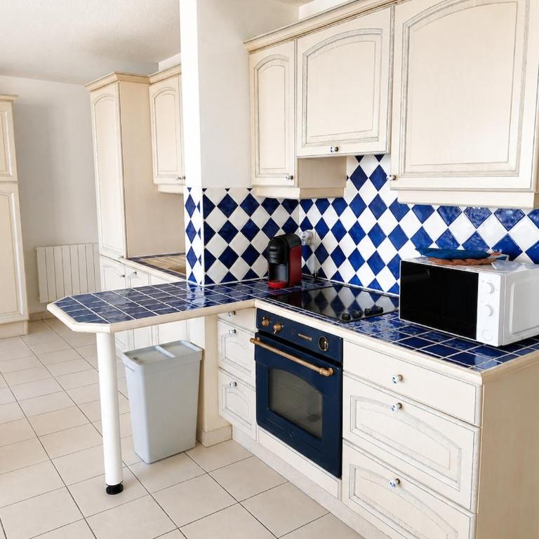 Sea view, pool, and large terrace! - Appartement 2 Chambres - 13