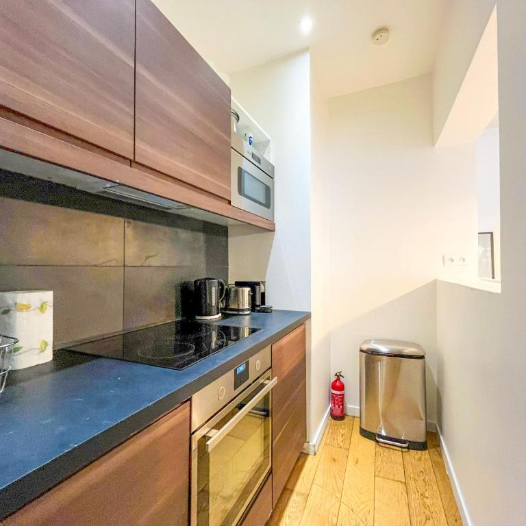 UrbanFlat 69 - Authentic & Elegant Central Paris Home - Apartment - 5
