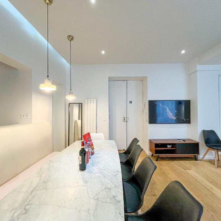 UrbanFlat 69 - Authentic & Elegant Central Paris Home - Apartment - 6