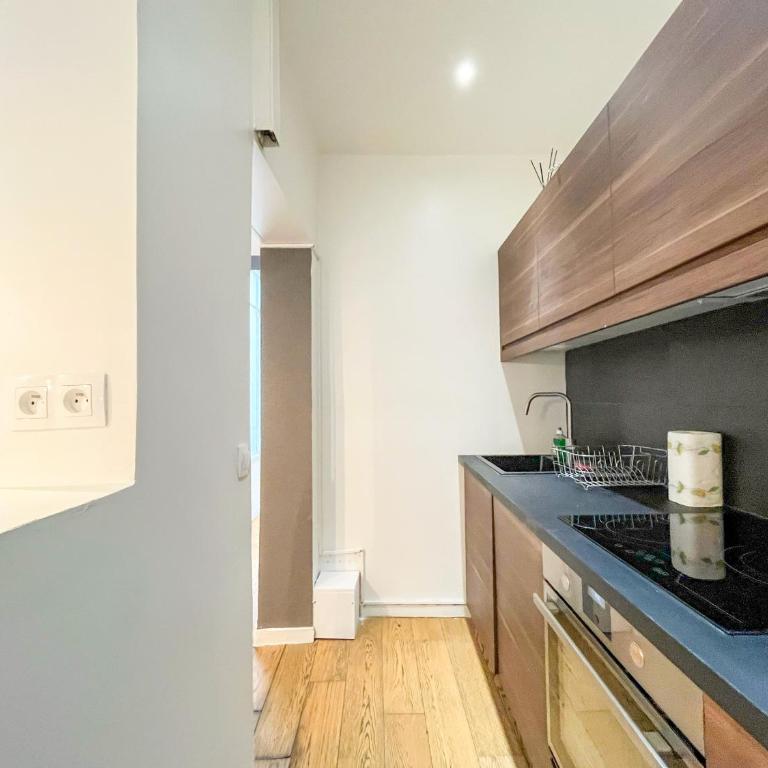 UrbanFlat 69 - Authentic & Elegant Central Paris Home - Apartment - 7