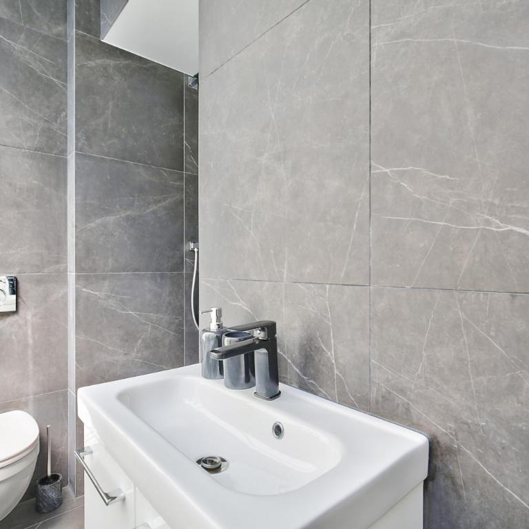 UrbanFlat 69 - Authentic & Elegant Central Paris Home - Apartment - 12