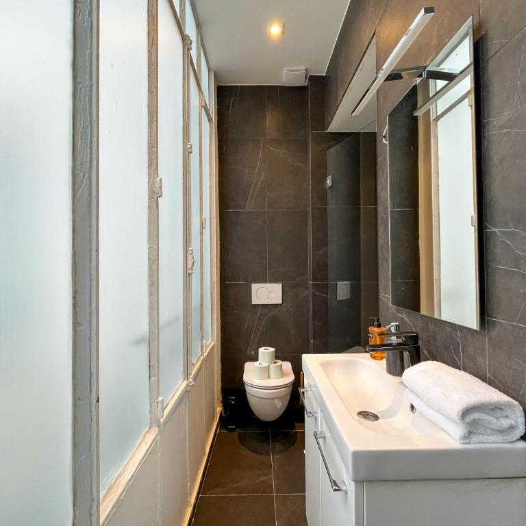 UrbanFlat 69 - Authentic & Elegant Central Paris Home - Apartment - 17