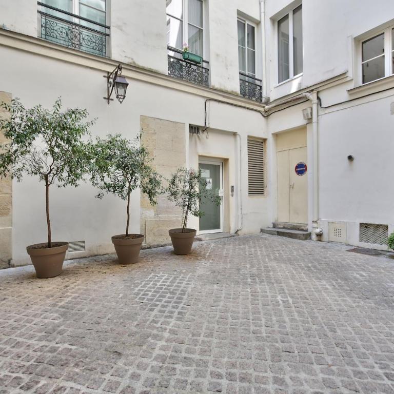 UrbanFlat 69 - Authentic & Elegant Central Paris Home - Apartment - 38