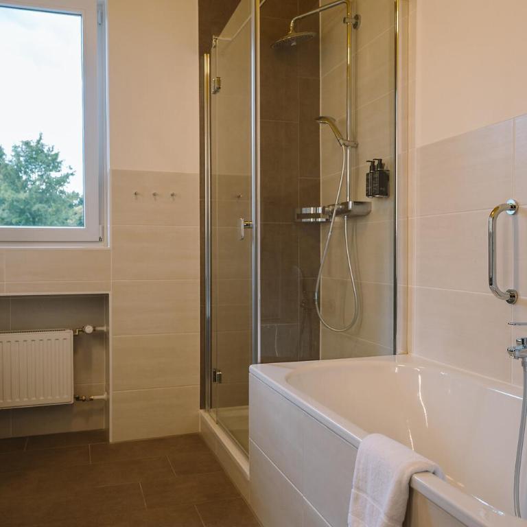 HENRI Hotel Garmisch-Partenkirchen - Salon mit Balkon - 4