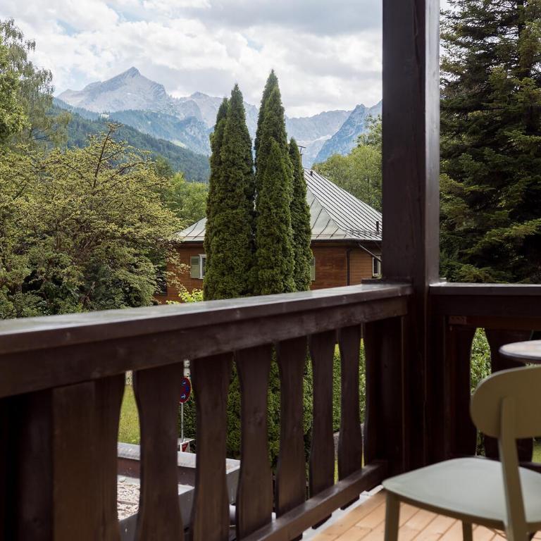 HENRI Hotel Garmisch-Partenkirchen - Salon mit Balkon - 3