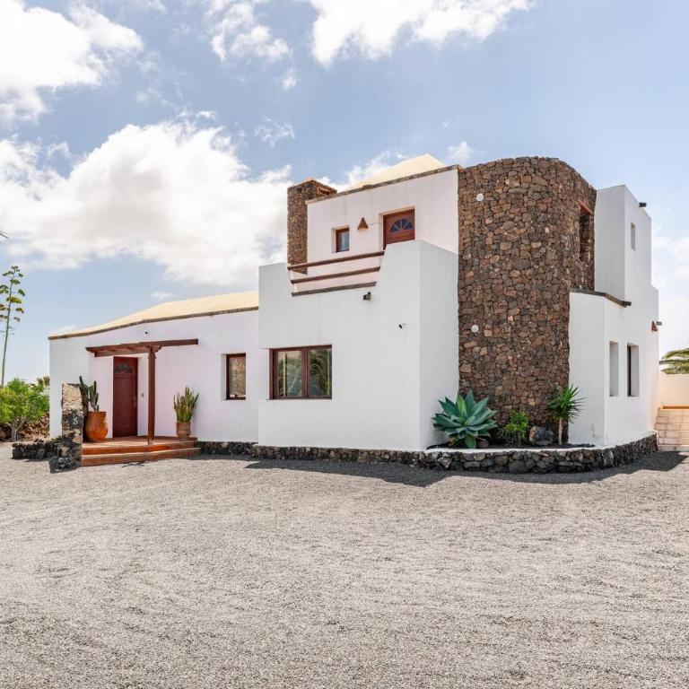 Modern 3-Bedroom Villa in Lajares with Private Pool - Ferienhaus - 3