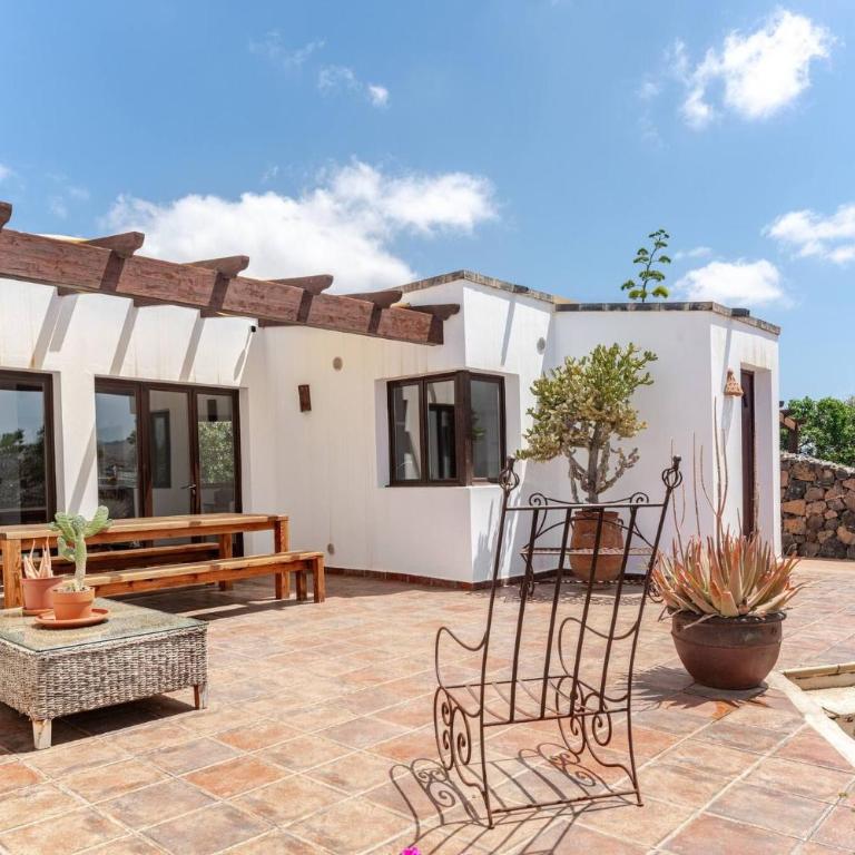 Modern 3-Bedroom Villa in Lajares with Private Pool - Ferienhaus - 56