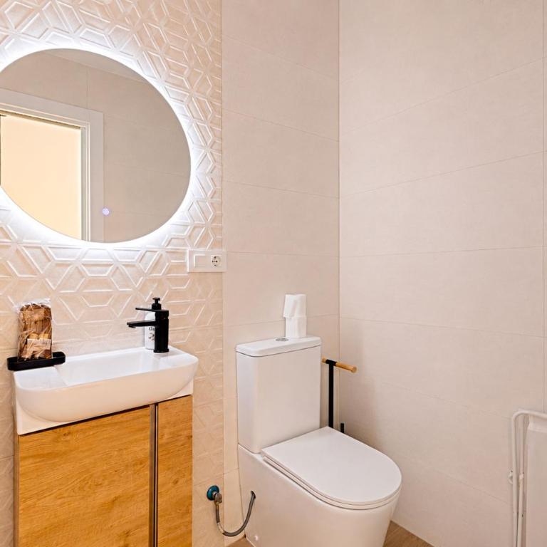 Delfín - Entire Apt - Near Beach and Stadium by Río Turia Apartments - One-Bedroom Apartment - 11