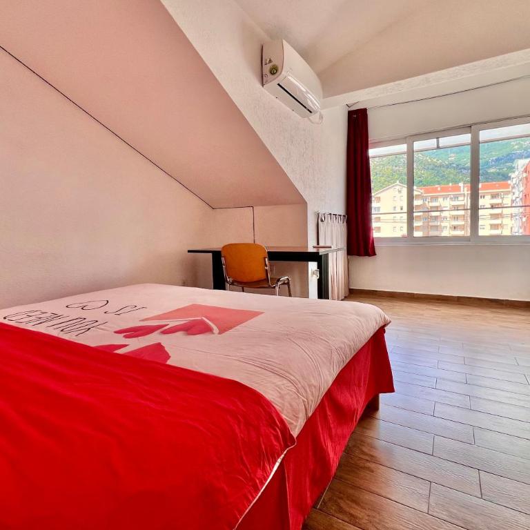 Homestay LGBT friendly - DOUBLE BED ROOM - Soba u apartmanu, zajednicko kupatilo! - Dvokrevetna Soba sa Bračnim Krevetom i Zajedničkim Kupatilom - 1