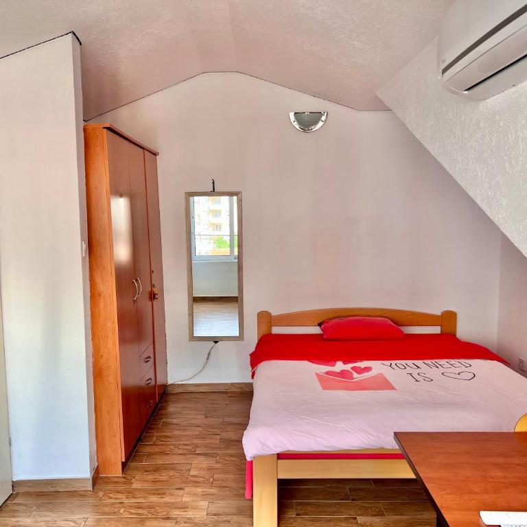 Homestay LGBT friendly - DOUBLE BED ROOM - Soba u apartmanu, zajednicko kupatilo! - Dvokrevetna Soba sa Bračnim Krevetom i Zajedničkim Kupatilom - 4