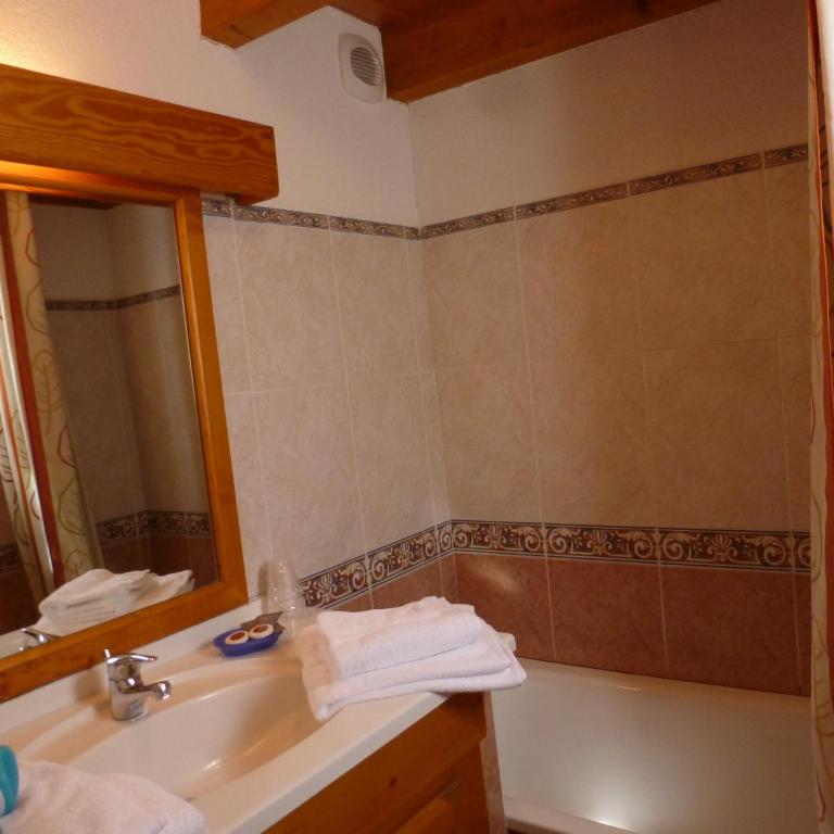 Mountain Lodge in Alps-chez Philippe, Panoramic-Village, Renting, view over Glaciers - Chambre Quadruple - Vue sur Montagnes - 1