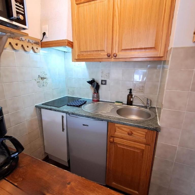 Studio with balcony in the heart of the village - Studio - 3