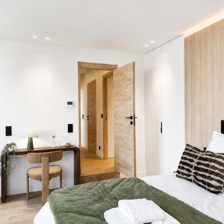 8A- Apartment Facing Port And Town Hall - Appartement 3 Chambres - 9