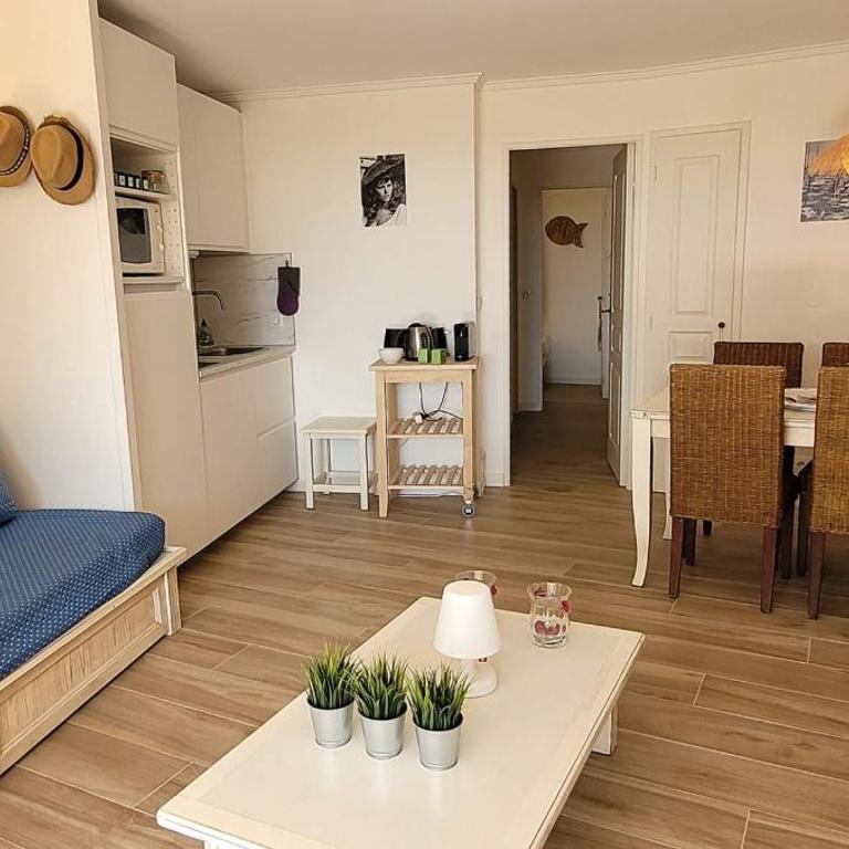 Bright apartment with garden and sea view - Apartment - 2
