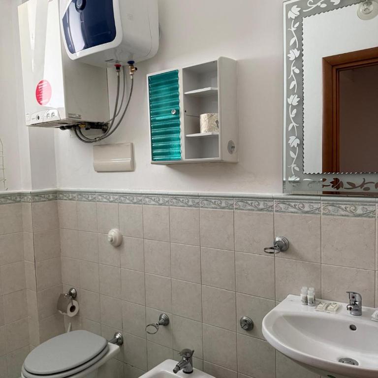 Esmeralda Apartment - Habitación con cama extragrande y balcón - 9